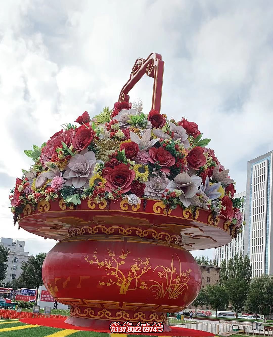 現(xiàn)代五彩花籃，給城市廣場(chǎng)帶來(lái)活力