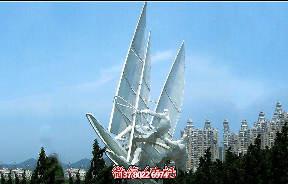 精美別墅鏤空雕塑點綴園林景觀，打造創(chuàng)意帆船