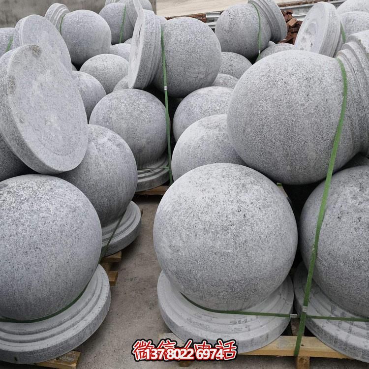 精美石雕車阻，點(diǎn)綴公園美景
