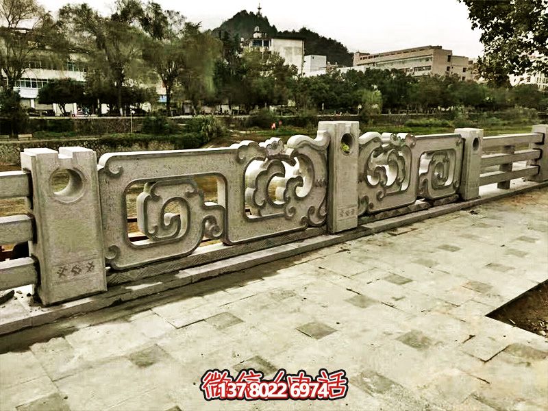 大理石石欄桿鏤空雕塑，讓湖邊的裝飾更加完美
