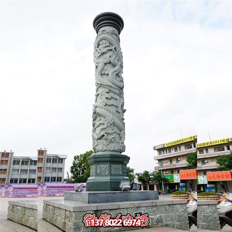大理石浮雕龍柱，點綴校園廣場