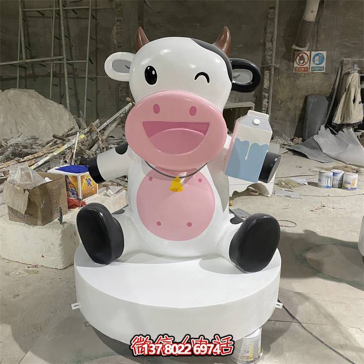 玻璃鋼雕塑，營(yíng)造優(yōu)雅卡通奶牛公仔氣氛