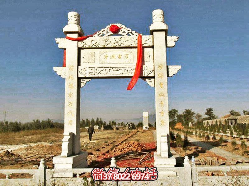 花崗巖簡易牌坊，擺放石墓地