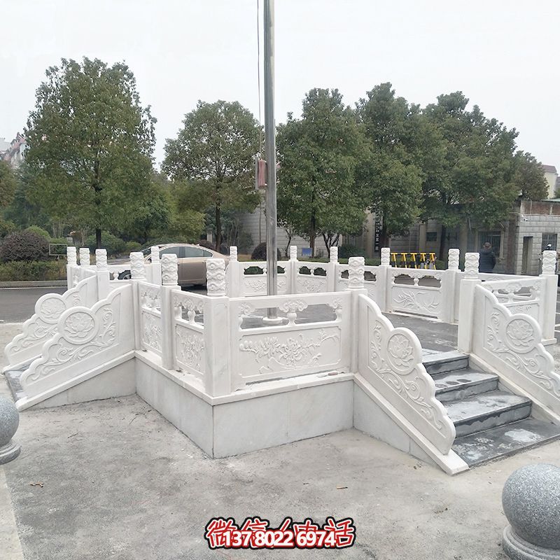 升旗臺(tái)石雕——精雕細(xì)琢，點(diǎn)綴校園風(fēng)采
