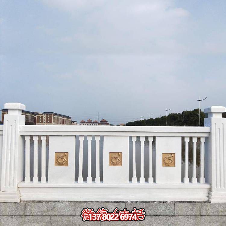 “羅馬柱式漢白玉歐式欄桿，為河道邊裝飾和防護”