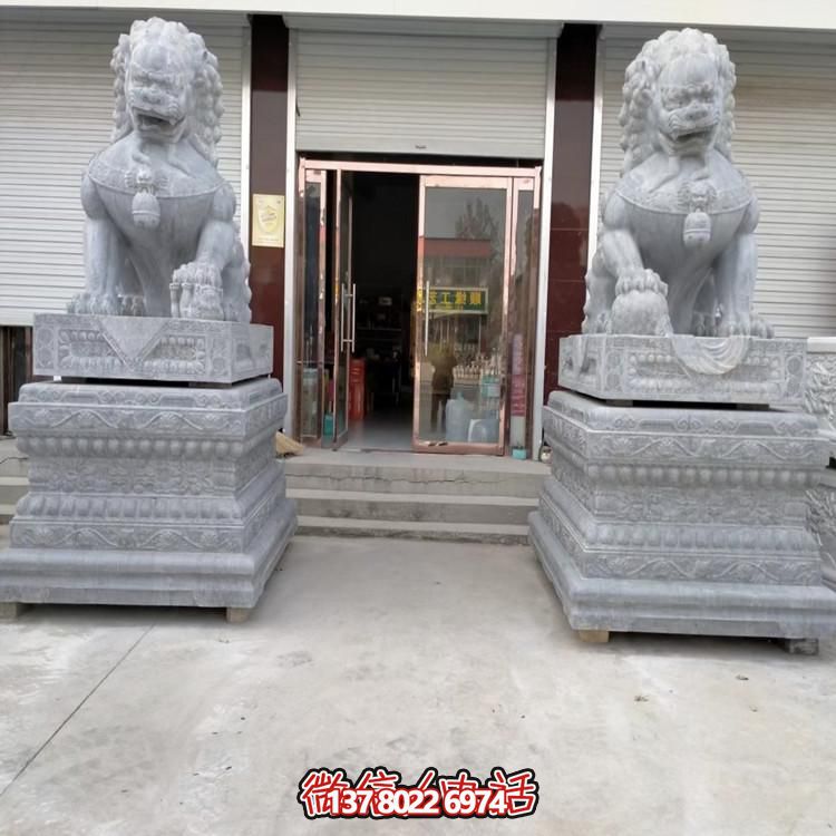 天然青石獅子雕塑，點綴景區(qū)大門