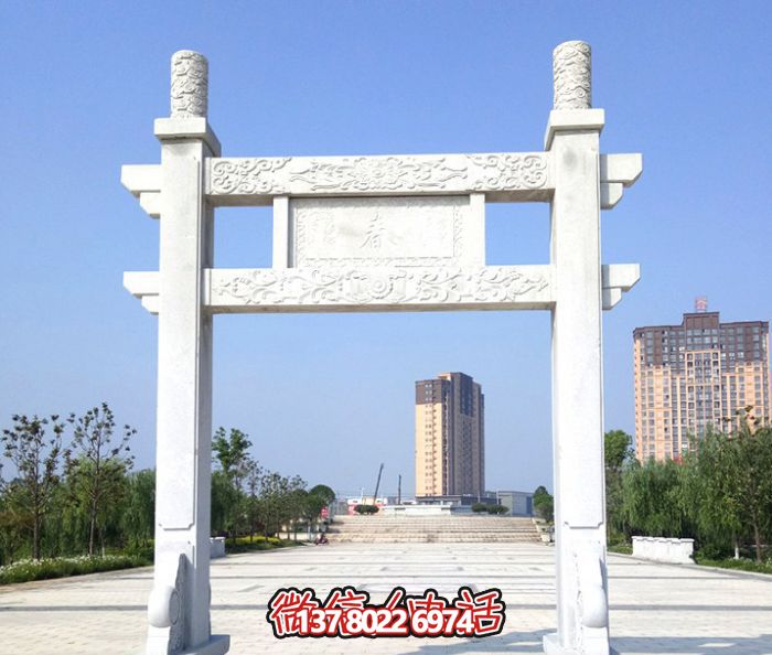 簡(jiǎn)易大理石牌樓，為公園廣場(chǎng)擺放單門(mén)