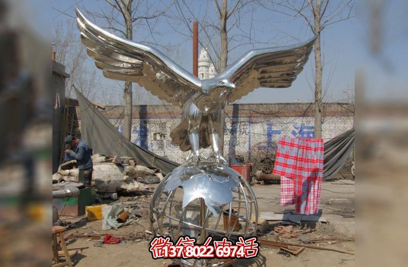 休息時刻，欣賞不銹鋼老鷹雕塑
