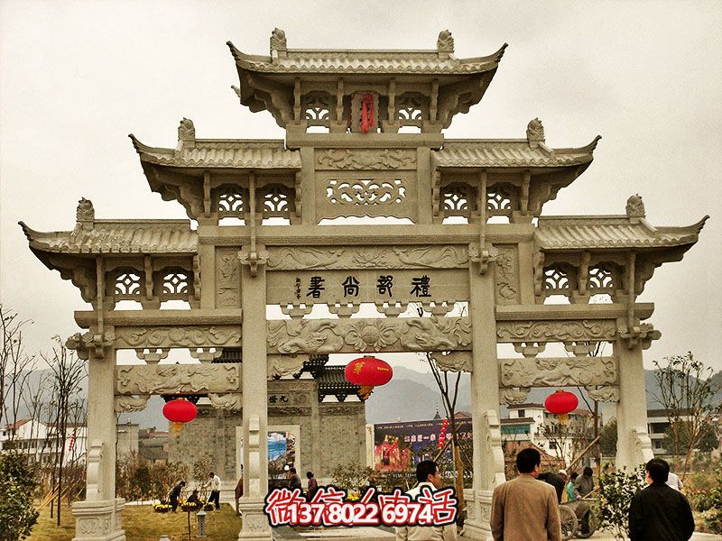 鏤空三門牌坊，點綴城市廣場