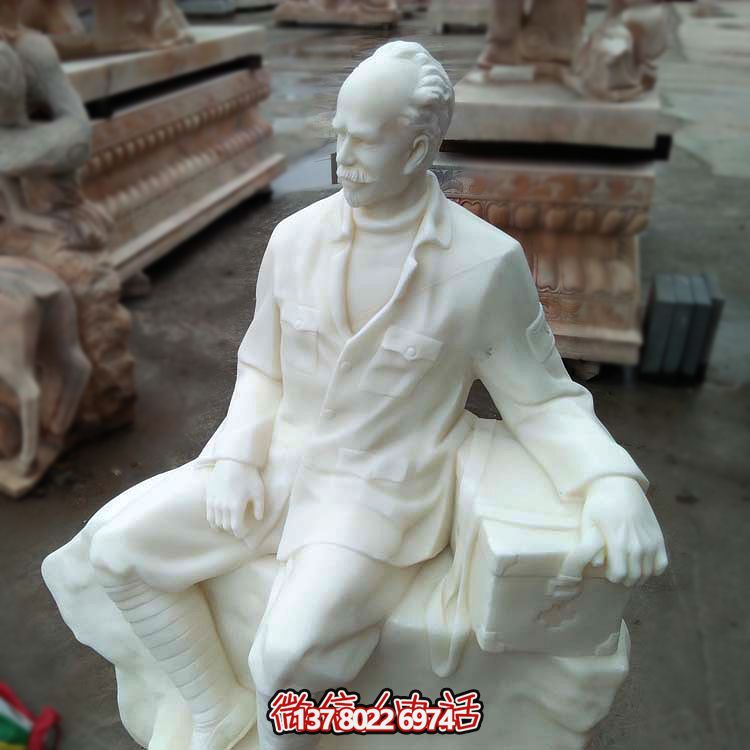以白求恩精神為原型，漢白玉雕刻的護(hù)士坐姿雕塑