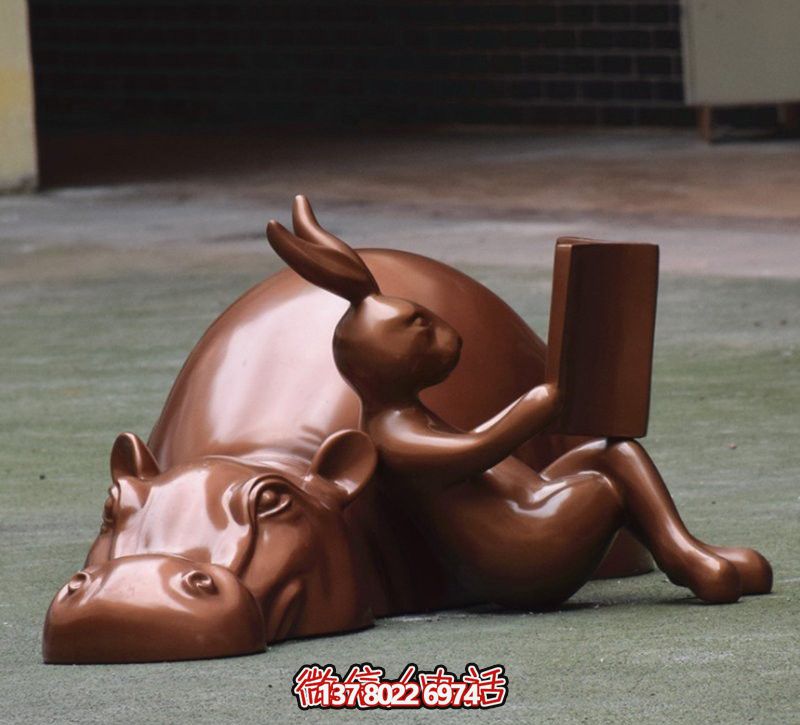 玻璃創(chuàng)意海馬雕塑，擺放于場(chǎng)內(nèi)，點(diǎn)綴你的生活