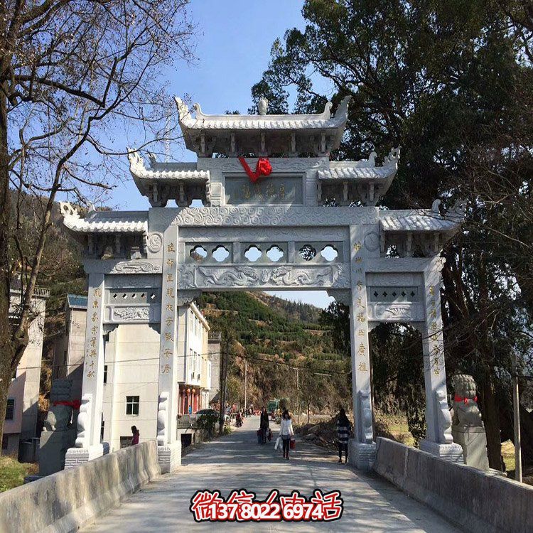 村口石牌坊，三間四柱石雕牌樓