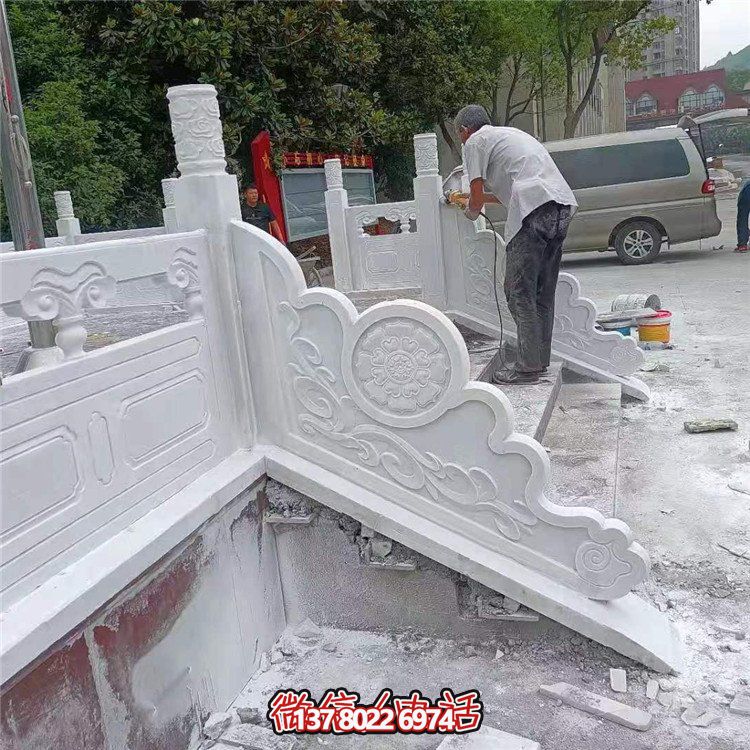 漢白玉旗臺欄板欄桿安裝，細(xì)節(jié)打磨處理