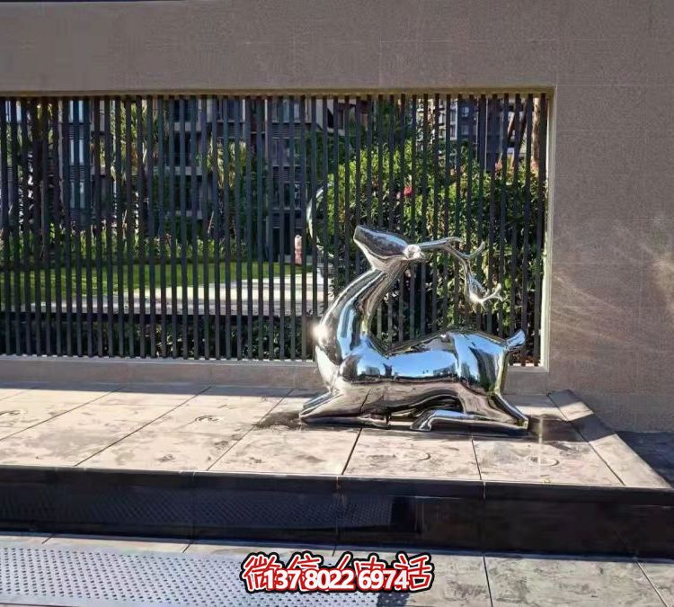抬頭跪地鹿雕塑，地產(chǎn)售樓部鏡面不銹鋼鹿動(dòng)物擺件