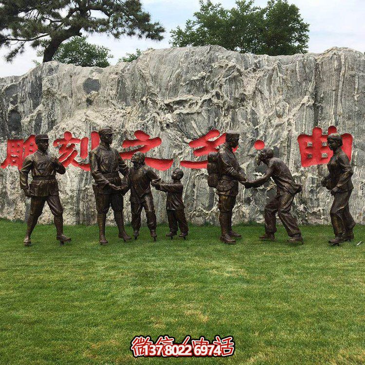 玻璃鋼仿銅人物，八路軍和鄉(xiāng)親握手的景觀擺件