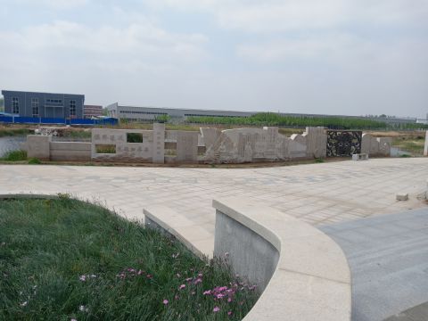 蘆葦湖景墻：鳴琴戴星，長26米，高2